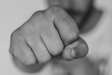 Dobojlija optužen da je rukama i nogama nasmrt pretukao komšiju