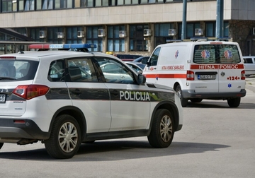 Policija na terenu: U stravičnoj saobraćajki u Tuzli povrijeđen motociklista
