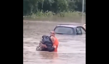 (VIDEO) HEROJ DANA I GODINE Radnik Gradske čistoće spasao djeda iz automobila koji je potopila vodena bujica