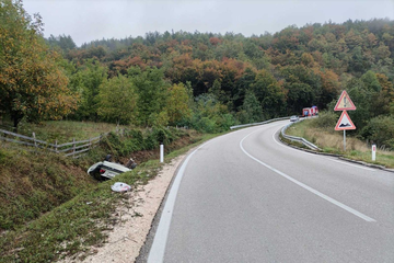 Udes kod Ribnika: Vozilo na krovu, dvoje povrijeđeno