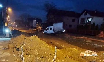 ISTA LOKACIJA, DRUGO VOZILO Nakon automobila, u “bijeljinsku rupu” upao i kamion (FOTO)