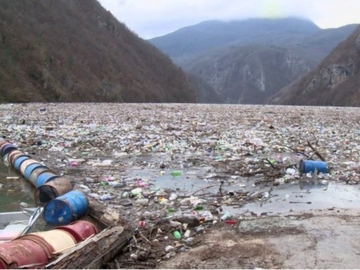 U Drini kod Višegrada ponovno nagomilane velike količine otpada sa divljih deponija