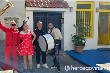 Mostarac razvod proslavio uz trubače ispred suda (VIDEO)