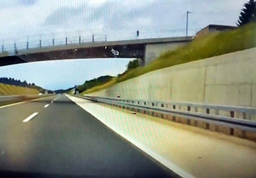 "Sa nadvožnjaka baca kamenje na automobile" Vozač iz BiH podijelio šokantan snimak (VIDEO)