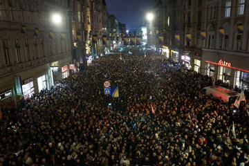 Sarajevo nije spavalo: Desetine hiljada ljudi dočekalo "zmajeve" /VIDEO/