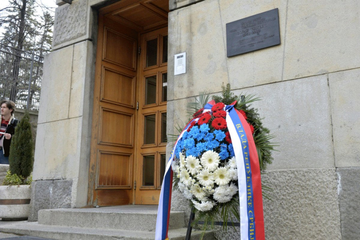 Vijenci na mjestu gdje je ubijen Đinđić