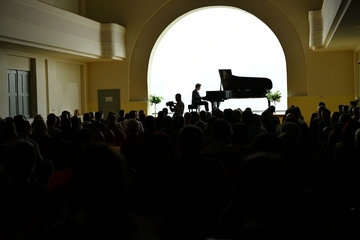 Bijeljinci prvi put čuli novi klavir, održan koncert svjetski poznatog pijaniste iz Rusije