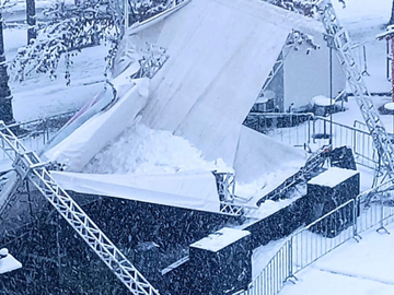 Srušila se pozornica postavljena za adventski program