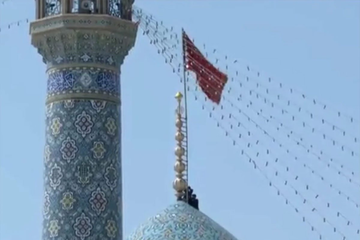 Iznad iranske džamije Jamkaran podignuta crvena zastava: To znači samo jedno