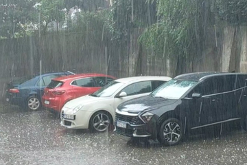 Grad oštetio brojna vozila u Banjaluci, policija moli za strpljenje (FOTO)