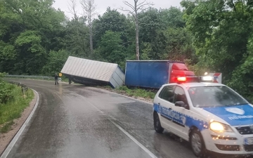 Obustavljen saobraćaj na putu Šamac–Brčko: Kamion se izvlači nakon nezgode (FOTO)