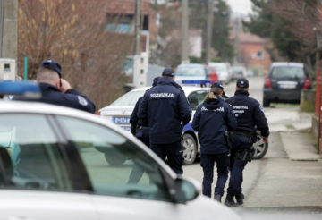 KRVAVA PORODIČNA DRAMA Mladić izbo oca i majku, pa nasrnuo i na policiju