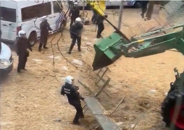 Haos u Briselu: Nad gradom se vidi crni dim, lete i suzavci (VIDEO)