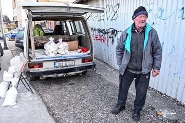 Ševko godinama prodaje kreč kod stare Željezničke u Bijeljini: „Više izađem da popričam s ljudima, nego što zaradim“ (FOTO)