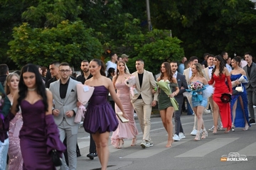 Maturanti Tehničke škole proslavljaju maturu: Ulice Bijeljine odišu glamurom (FOTO)