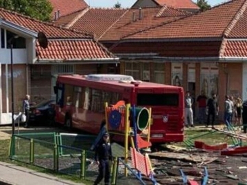 Gradski autobus uletio u park u Zemunu, ima povrijeđenih