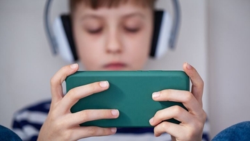 Veće su šanse da obole od OKP: Ne dajte djeci previše da koriste računar ili mobilni telefon