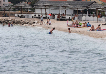 Marija doživjela šok na plaži u Ulcinju: Platila ležaljke kao luksuzni smještaj, a zbog jednog poteza konobarice spakovala djecu i otišla