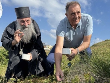 Dodik i patrijarh Porfirije brali borovnice na Jahorini