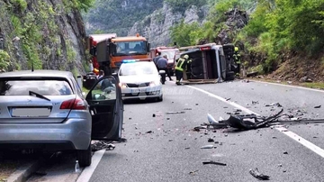 Više osoba povrijeđeno u sudaru pežoa i kombija