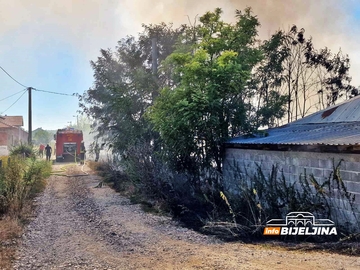 Bijeljina: Lokalizovan požar na napuštenom auto-otpadu (FOTO)