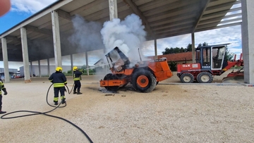 Požar u Industrijskoj zoni u Bijeljini, gorio valjak (FOTO)