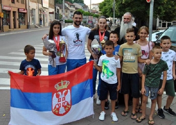 Zvornik uz bakljadu dočekao "bronzane djevojke"