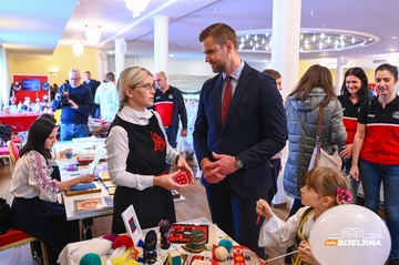 Članice bijeljinskog Udruženja "Impuls" predstavile rukotvorine u Austriji: Ručno tkanje, spoj tradicije i modernog (FOTO)