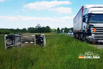 AUTOMOBIL SE PREVRNUO NAKON SUDARA Dvoje povrijeđenih u Glavičicama kod Bijeljine