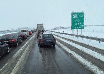 HAOS NA AUTO-PUTU KOD RUMSKE PETLJE: Veliki lančani sudar, kilometarske kolone, sve zavejano