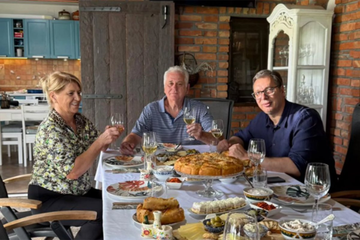 Vučić u posjeti kod Nikolića: "Prase je stiglo nešto kasnije"