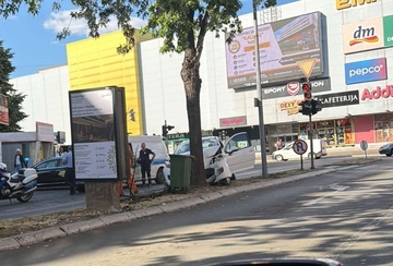 Bijeljina: Vozilo udarilo u drvo, na terenu Hitna (FOTO)