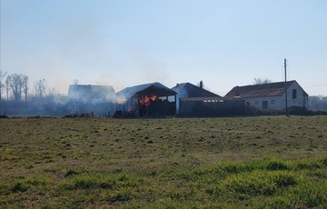 Požar u Čađavici kod Bijeljine, vatrogasci na terenu (FOTO)