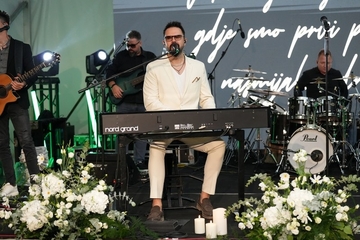 Veličanstvena noć s Petrom Grašom u Festivalskoj bašti: Bingo još jednom pokazao da je Naše mjesto za sve