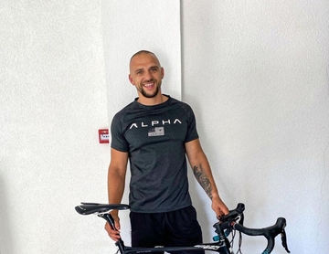 Pomaže u obnovi škole: Fitnes trener iz Bijeljine ide pod Ostrog, klijenti mu kupili bicikl (VIDEO)