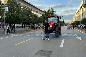 Maturanti Medicinske škole prodefilovali gradom, jedna maturantkinja došla traktorom (FOTO, VIDEO)