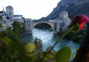 Obilne padavine napravila probleme: Neretva progutala plato ispod Starog mosta u Mostaru
