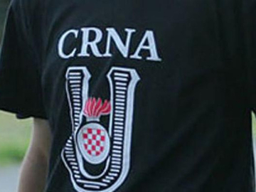 Grupa djece na snimku pozdravlja "Za dom spremni"