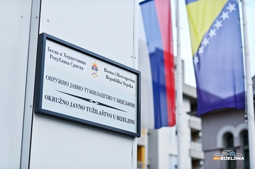 Bijeljinsko tužilaštvo ga tereti da je ženi stavio nož pod vrat pred djecom i prijetio da će je zaklati