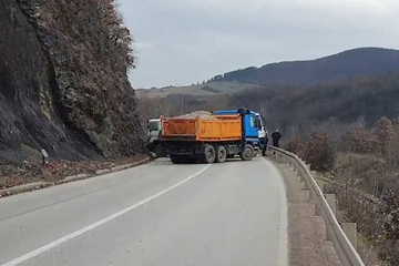 Postavljena treća barikada u opštini Zubin Potok