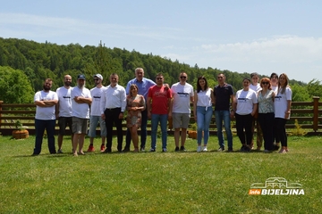 Slikari iz Bijeljine na likovnoj koloniji u Han Pijesku (FOTO)
