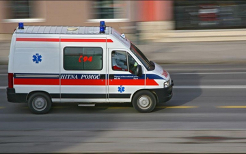 Teška nesreća kod Valjeva: Prevrnuo se autobus, vozač zaboravio da podigne ručnu?