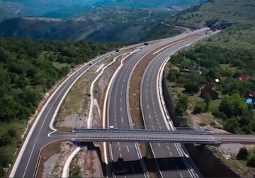 Autoputem vozio kauč na krovu auta pa odspavao na njemu