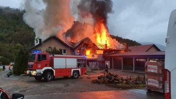 Gori poslovni prostor u Milićima, požar zahvatio i dvije kuće