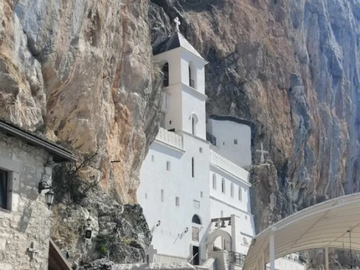 Požar izbio na stotinjak metara od manastira Ostrog: Vatrogasci traže prilaz
