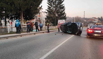 Teška saobraćajna nesreća u Tuzli: Vozilo se prevrnulo na cesti, nastale velike gužve