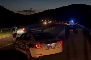 Teška nesreća na auto-putu: Vozač poginuo, tri putnika transportuju u bolnicu