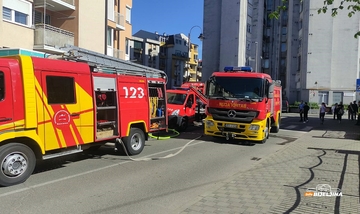 Bijeljina: Gori krov na zgradi, na terenu tri vatrogasna vozila i policija (FOTO, VIDEO)