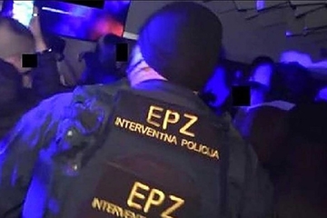 Hrvatska policija rasturila žurku sa 300 osoba, policajce gađali flašama
