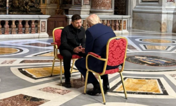 Nadrealna scena: Tramp i Zelenski razgovarali unutar bazilike Svetog Petra pred sahranu pape Franje